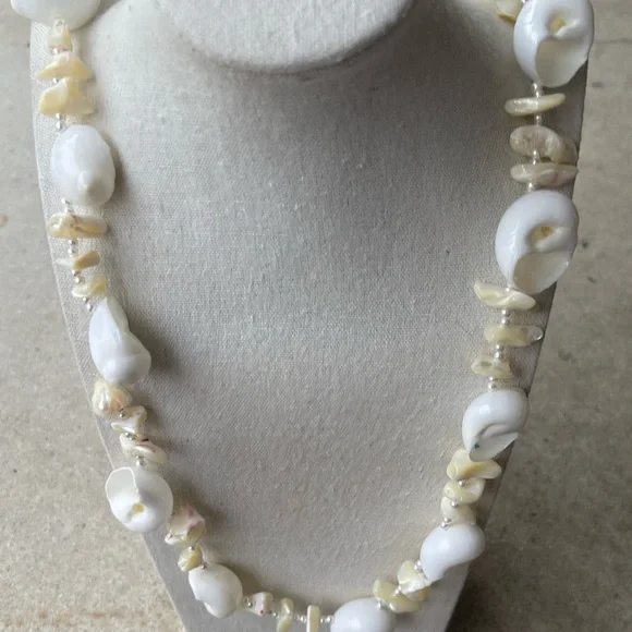 Vintage 1970s Shell Necklace Lei - Rare LARGE Round Shells Hawaiian Wedding